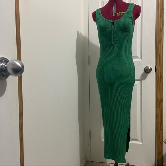 Forever 21 Dresses & Skirts - Forever 21 women green sleeveless stretch knit pullover dress. Size M. Used.